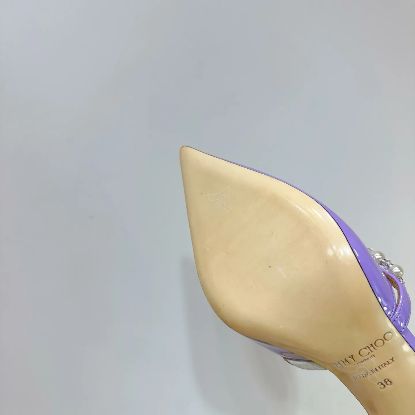 👟👟Ex-factory price 620👟👟 JIMMY CHOO (Jimmy CHOO) 💝💝💝 is a very comprehensive noble fashion lifestyle brand, with a series of women's high-heeled, medium-heeled, flat-heeled sandals with the same straps from major fashion bloggers and celebrities in Hong Kong and the United States.  The Australian pointed toe, round toe and square toe series are simply beautiful. Fall in love with elegance and playful sense of the future. Just by looking at them, you want to own them immediately, but you can really think about a pair of exquisite high heels~~~~~~~~~~~~~~~~~ 💝This series is specially designed for extraordinary and indifferent ladies, thus creating a unique overall effect, Jimmy Choo Design products that inspire women to move forward and show their charm💝💝💝 1⃣️Material: Imported patent leather 2⃣️Inner: Imported Italian lambskin, super soft and delicate 3⃣️Outsole: Imported Italian original original color genuine leather outsole Heel height 8.5 4⃣️Code number: 35 to 39 (34.40.41.42. Customized)